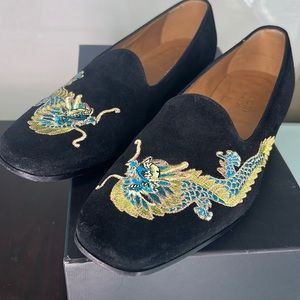 A pair of gucci shoes, one time use, color black, size 10.
